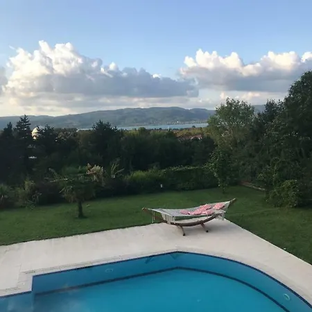 Sapanca’da Orman Ve Göl Manzaralı Malikane Villa