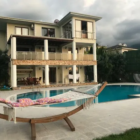Sapanca’da Orman Ve Göl Manzaralı Malikane Villa Sapanca