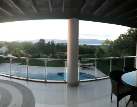 Villa Sapanca'da Orman Ve Gol Manzarali Malikane