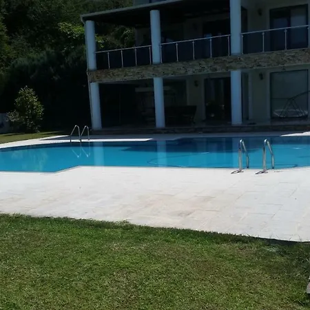 Villa Sapanca'da Orman Ve Gol Manzarali Malikane Sapanca